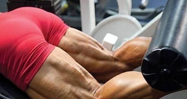 腿弯举|全方位打造打桩机一般的大腿,这4个细节千万别忽视