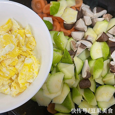 西葫芦|这道香菇西葫芦小炒一上桌，我的筷子就没停过