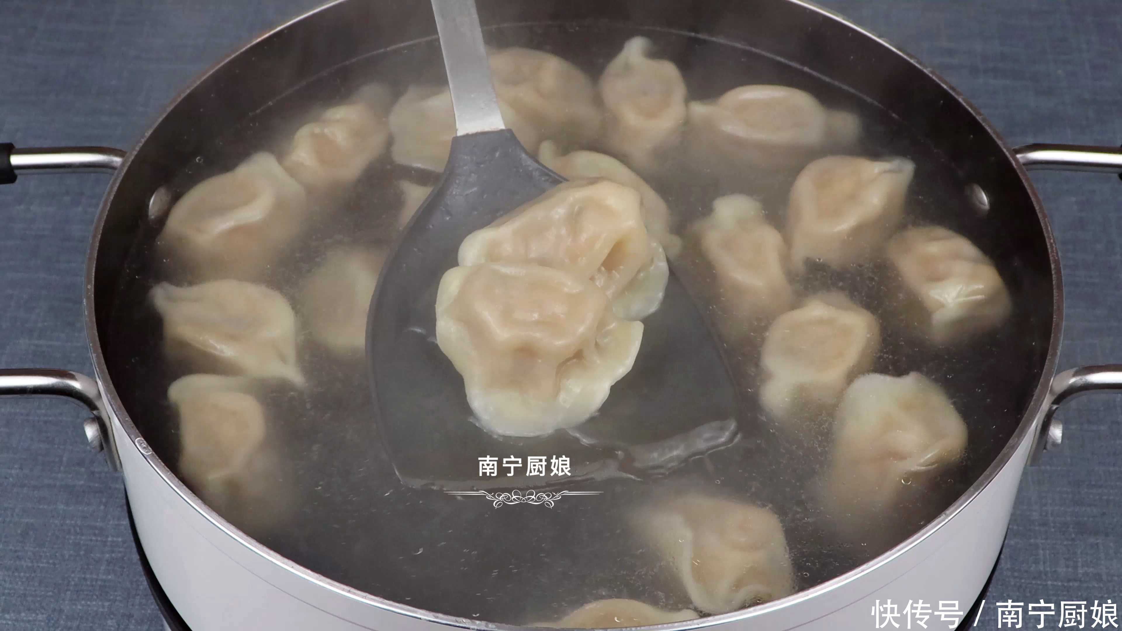 煮冻饺子时,冷水还是开水下锅好?教你正确煮法,饺子完整不破皮