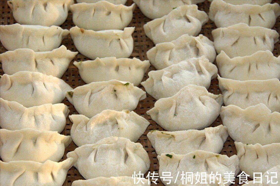 白菜做馅别用盐腌,只需多加一步,馅料不出水,吃着鲜美又多汁