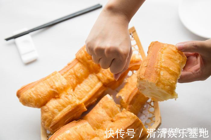 炸油条|炸油条时，用酵母、泡打粉都不对！教你正确做法，油条金黄又酥脆