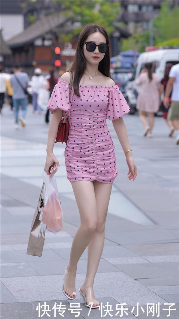 粉色露肩连衣裙，将皮肤衬托得愈显白皙，尽情展现你的娇俏少女风