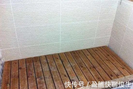 地面|卫生间洗澡老摔跤,老师傅给我家铺上这个,简直太完美了!