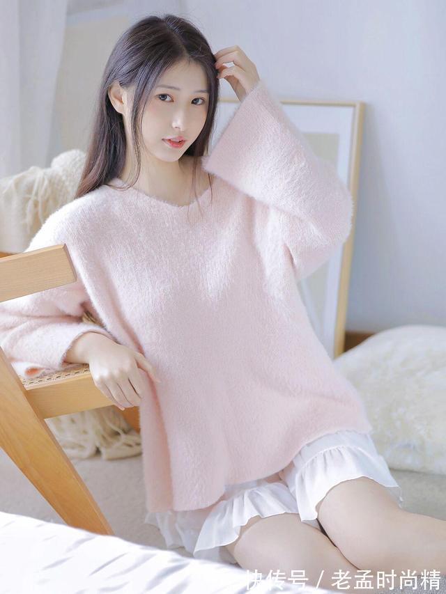 粉色 粉色系穿搭不受年龄限制,美女粉色毛衣搭配短裙,萌萌的氛围感