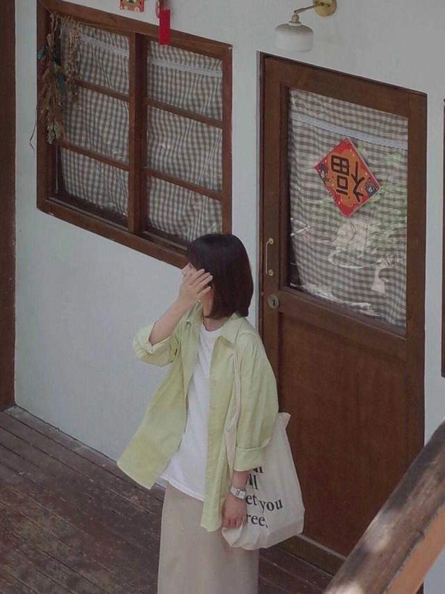 穿搭|今年秋天流行这样穿，看完你就学会了，T恤叠穿也可以那么美