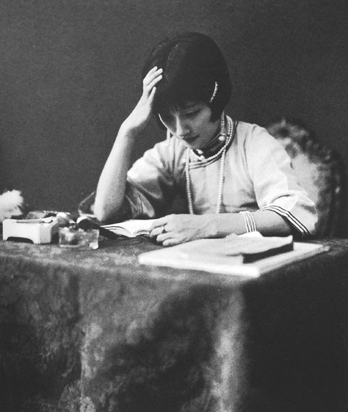 无人认领|陆小曼结局:和翁瑞午同居30年,吸鸦片牙齿烂光,死后骨灰无人认领