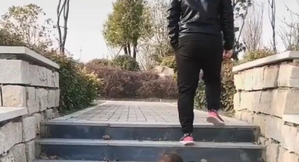 妈妈带|“佛系奶爸”放养式遛娃走红,萌娃:糟老头子坏得很!