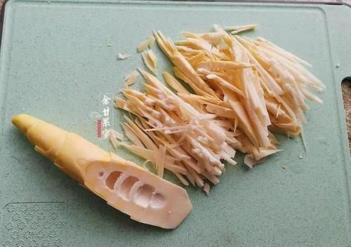 这道炒肉丝可鲜美了，鲜香不腻卷饼也味美，一碟上桌又光盘了