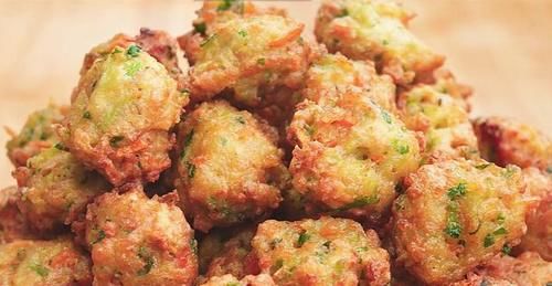 这盘炸丸子怎么吃都不腻,成本不到五块钱,外酥里嫩不吸油,真香