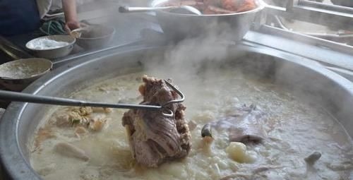 炖羊肉,不用放太多香料,这三种就够了,肉软烂不臭,汤浓美