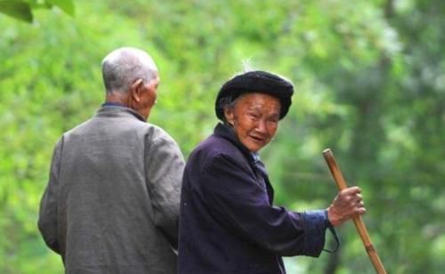 曹丕|俗语:“老人是条龙,向谁谁家穷”,不是迷信,做父母的值得一看