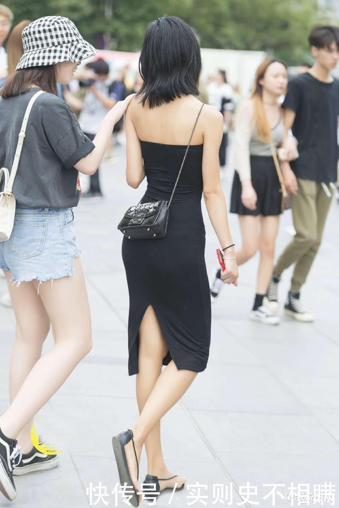 拖鞋|姐姐真图省事,穿“皮筋儿”拖鞋逛街,这下不累脚了