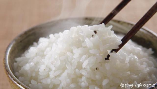 小本记|焖米饭时，不要放水就煮，多加2样东西，米饭粒粒分明，更香软
