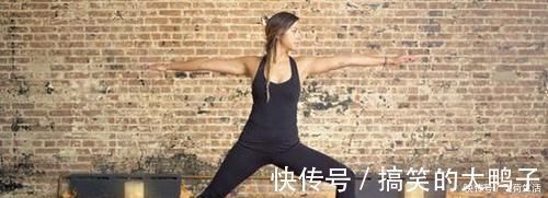 体式|腰痛走不动站不直?每天几个瑜伽动作,缓腰痛还能瘦腿细腰