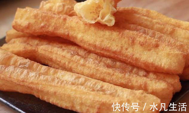 好吃|2分钟学会做油条,不用泡打粉小苏打,蓬松有嚼劲,比买的还好吃