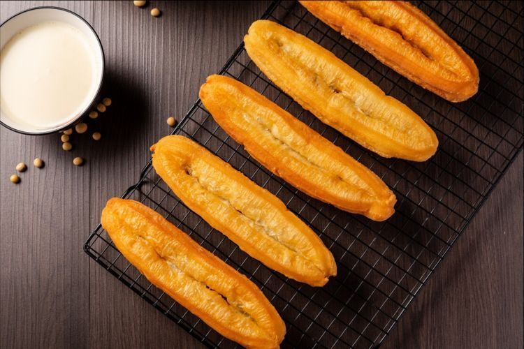 早餐店老板教你炸油条，分享详细配方，个个蓬松酥脆，干净又卫生