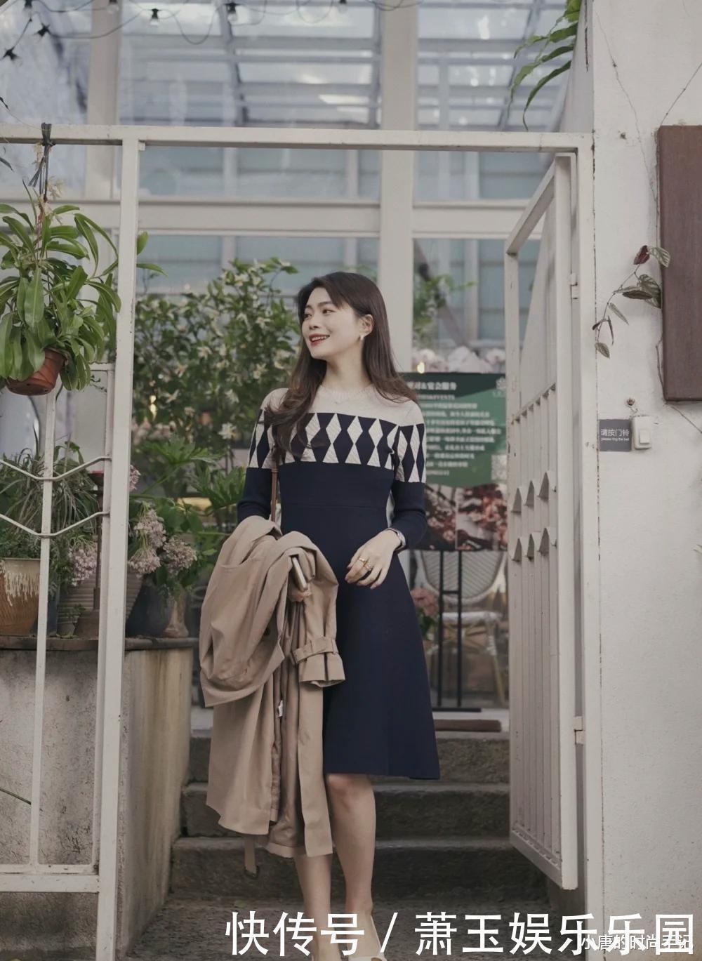 纯色 大印花雪纺衫,穿搭小开叉喇叭裤,雍容华贵成熟大气