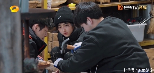 张艺兴初来乍道,略显手足无措,想帮忙却无处下手,只能求助师傅