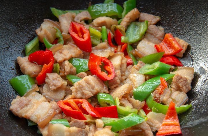 炒猪肉，直接下锅炒就外行了！大厨教你2招，肉香嫩软滑，不粘锅