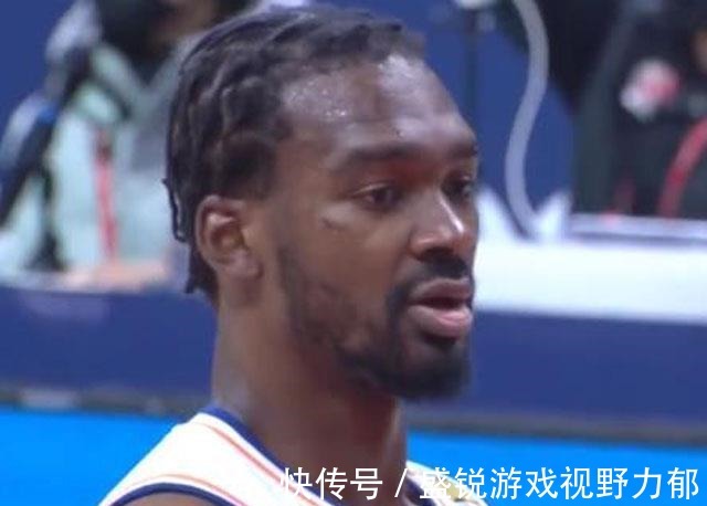 李春江|王哲林助攻李添荣暴扣!上海队新外援爆发,马布里在场边怒斥球员