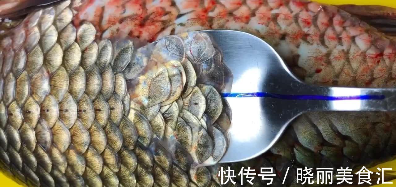 爷爷做的香煎鲫鱼，肉质鲜嫩香辣味美，小时候记忆中的美味！