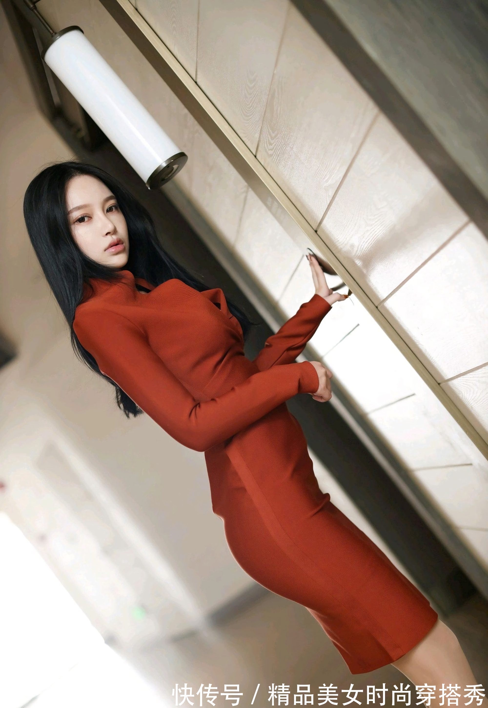 有型|时尚又有型的穿搭单品——修身针织连衣裙,配上高跟鞋气质十足