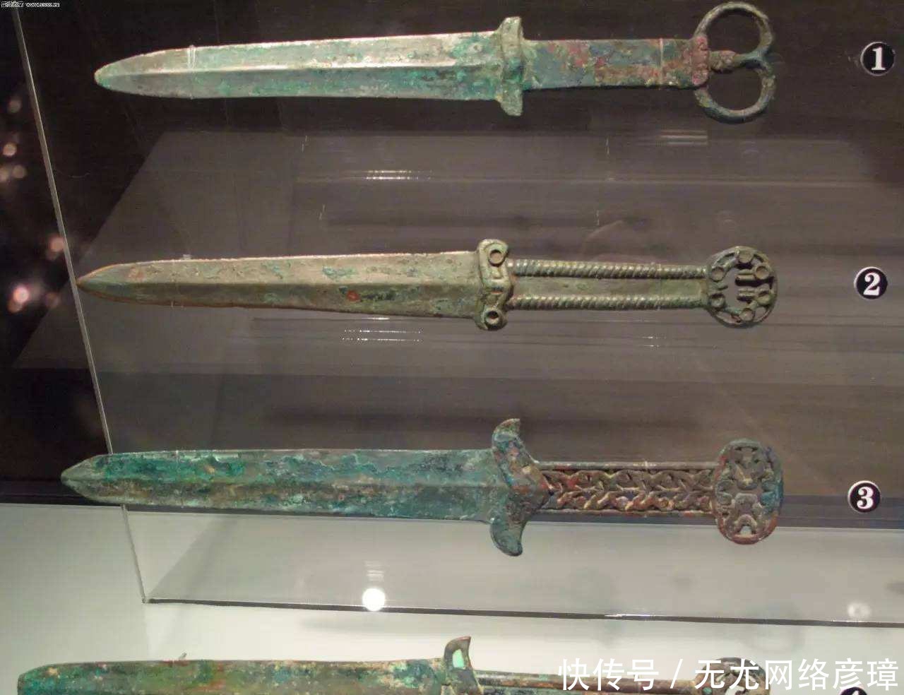 兵马俑中,专家发现被压弯千年的青铜剑,刚拿出来剑身竟立马弹直