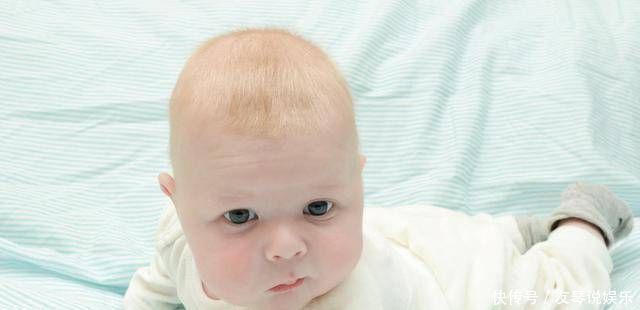 宝妈被照相馆坑了，满月孩子被送医抢救，医生不配做父母