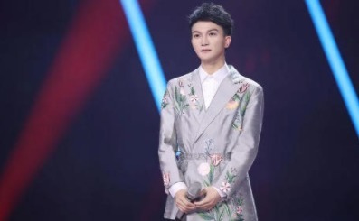 好声音导演请了他三次才答应参加,却遭那英淘汰,如今比冠军还火