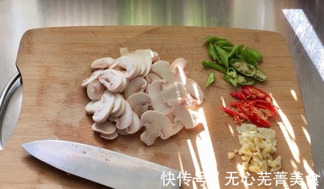 蘑菇|清淡可口的冬笋蘑菇炒火腿,制作简单,是你夏季不容错过的美食!