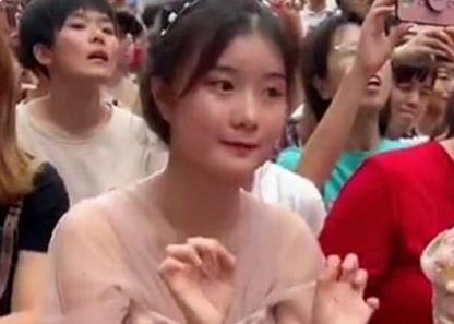 仪容|“最治愈幼师”走红,台下领舞笑容超甜,网友:妈妈,我恋爱了