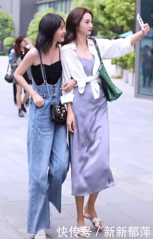 街拍:小姐姐穿裙子美得像仙女,但是鞋子整成了“泥腿子”!