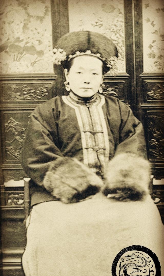叶赫那拉|慈禧家族女眷老照片:图一是光绪帝亲生母亲,图三长得很漂亮