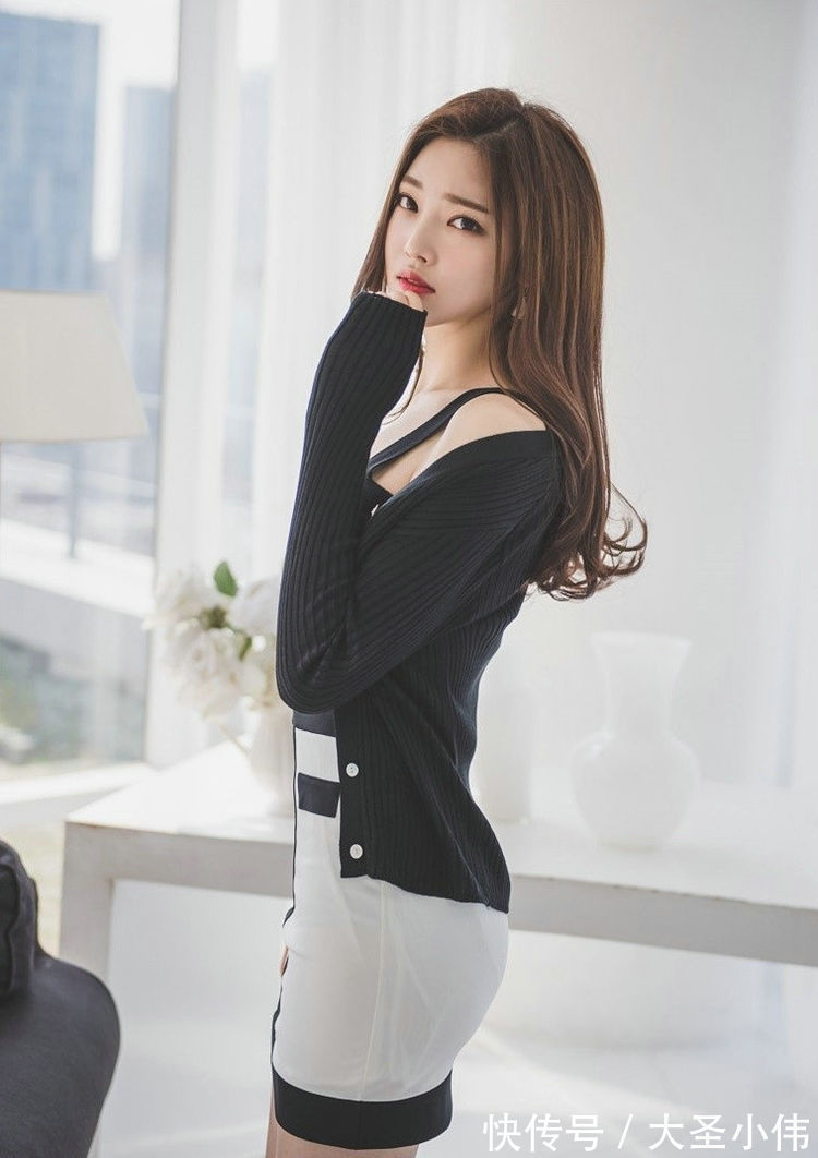 连衣裙|美女街拍:黑白拼接的连衣裙时尚吸睛,外搭一件黑色针织开衫,很是休闲时尚