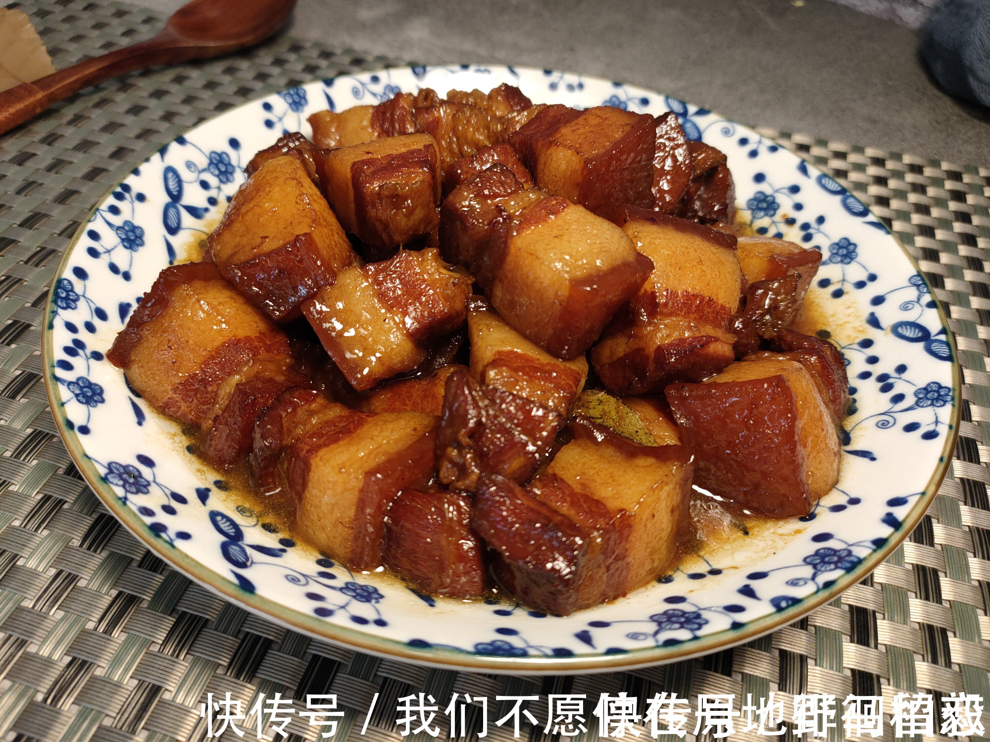 爷爷做了几十年红烧肉,口感软烂香入味,香料只加这四味即可