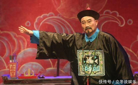 四名县令行酒令,少年加入后,为何县令恼羞成怒下令衙役捉拿他