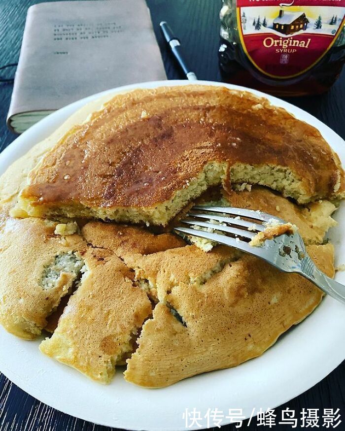 28个巨石强森的菜单，满满一桌子太能吃，还边吃边看电影太享受