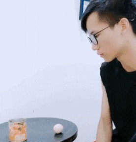 |搞笑GIF：大师兄二师兄还有心情在这喝酒，师傅都被妖怪抓走了