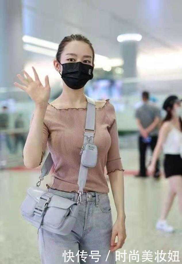 小姑娘|吉娜产后瘦太多了,穿紧身衣也撑不满,这身材比小姑娘还好