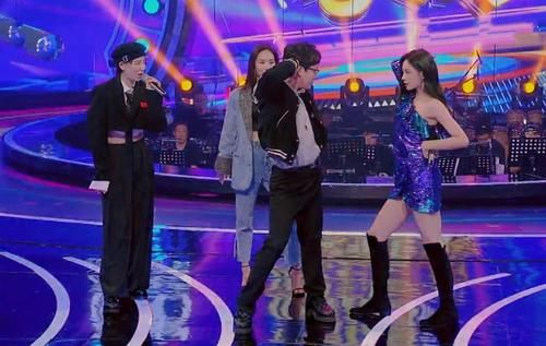  表情|沈梦辰穿短裙跳舞用力过猛，音乐停止后，一旁导演表情太真实了