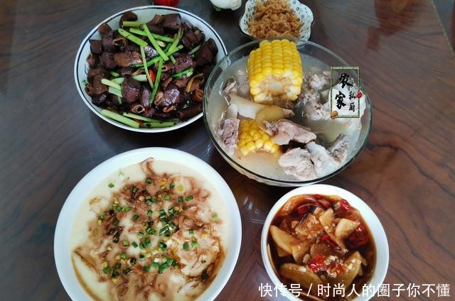 外卖|晒两口子的极简午餐,两菜一汤两小菜,网友很精致,比吃外卖强