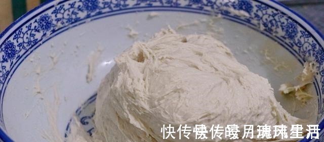 搅拌均匀|五香烧饼懒人做法，不揉面不用烤，又酥又软又筋道，咬一口太香了！