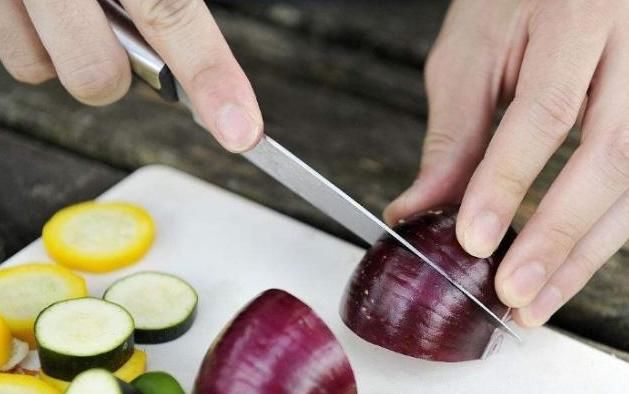  喝一杯|如果你在睡觉前喝一杯洋葱水，也许五件好事，会出现在你身上！