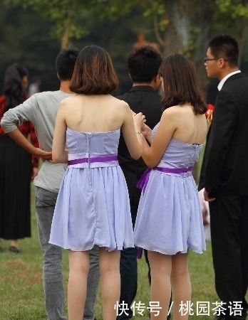 街拍:伴娘们穿上粉色露肩短裙,搭配肉色丝袜高跟鞋,简约又美丽