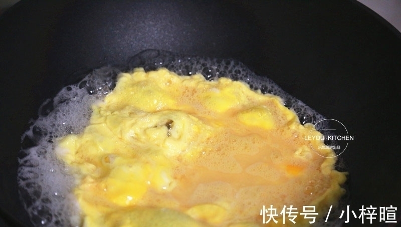 西红柿炒鸡蛋新做法，没放一滴油，用水炒蛋，口感滑嫩，热量更低