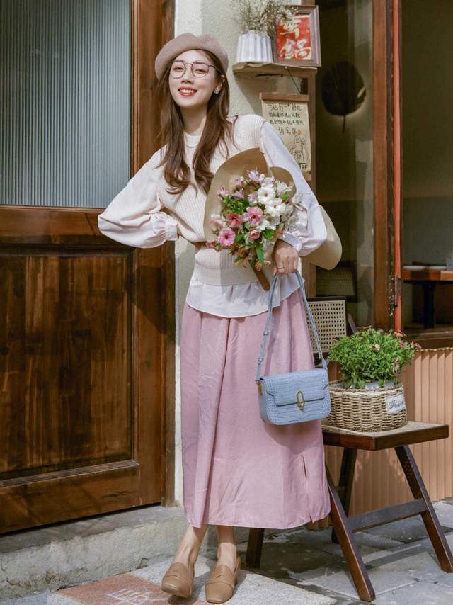 皮肤|皮肤暗黄的女生如何选衣服颜色?可以尝试这几款,让你显白还好看