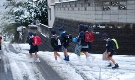 为什么日本女生冬天从来不穿羽绒服?