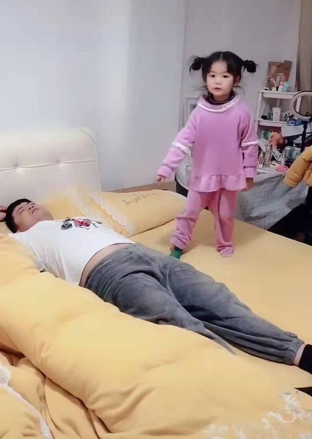 小棉袄|妈妈让爸爸哄女儿睡觉，爸爸却率先睡着，女儿“嘘声”动作萌翻了