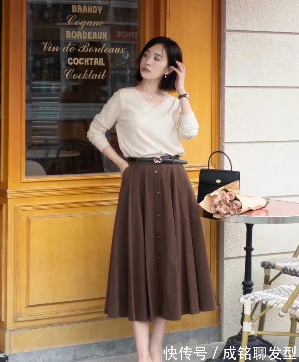 巧克力色|秋季有一种穿搭叫“针织衫+半裙”,简单好看又舒服,优雅又舒服