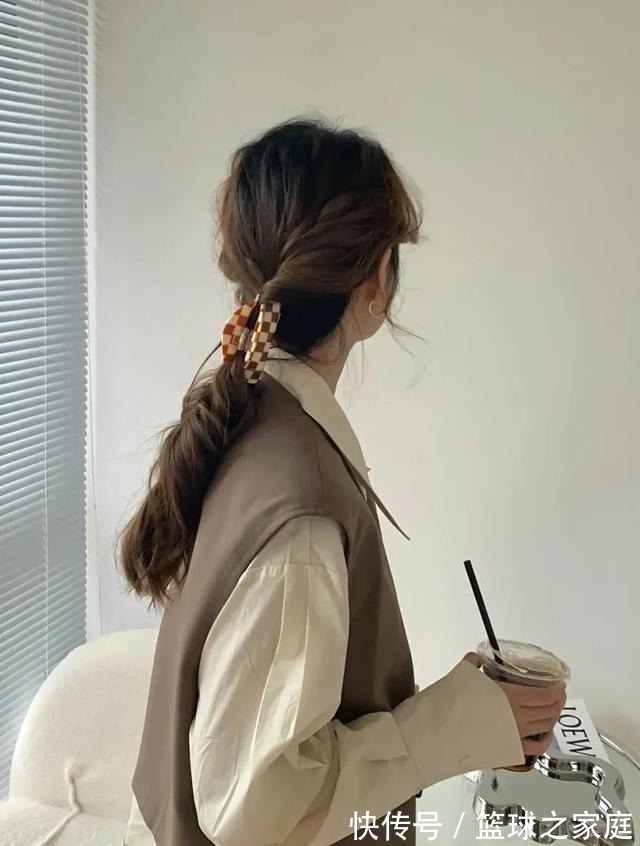 头发 别再披头散发了!这3个发型小技巧显嫩又高级!